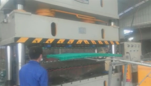 630吨复合漏粪板成型液压机客户使用生产中