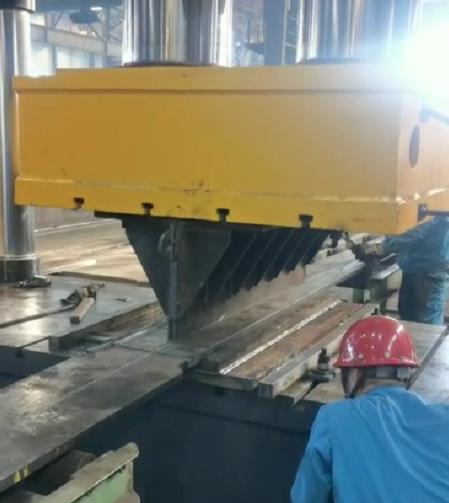 1000吨钢板校直液压机客户使用中